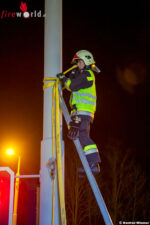 Pkw prallt auf der B37 gegen einen Mast einer Ampelanlage